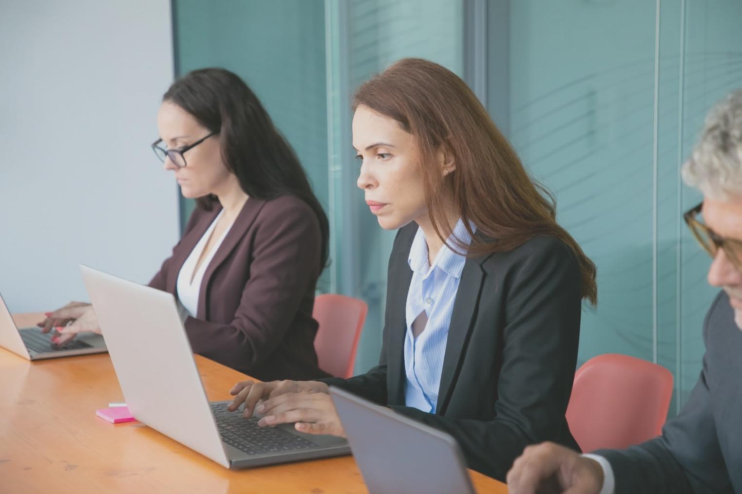 Estudiante trabajando con herramientas digitales de presupuesto