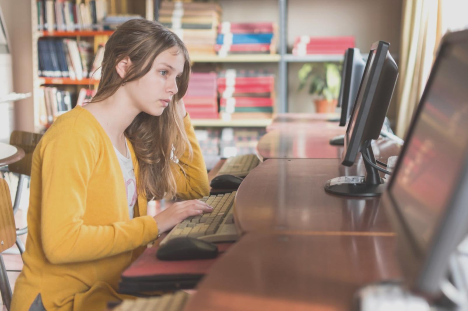 Estudiantes aprendiendo técnicas de presupuesto digital